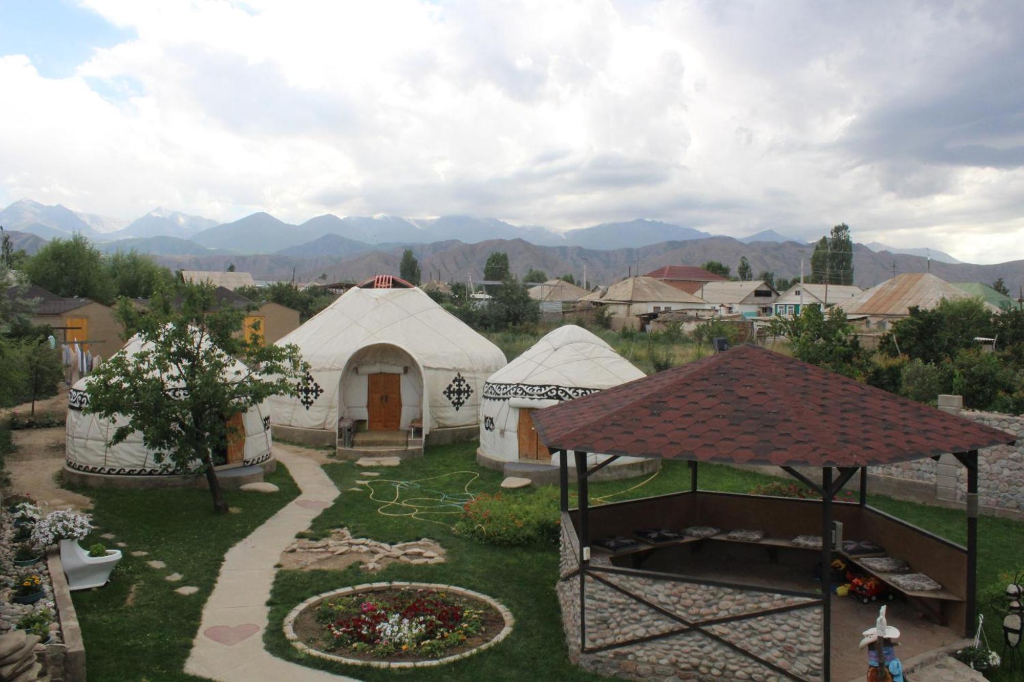 Guest House Emily Bokonbayevo Bagian luar foto